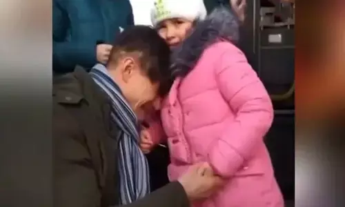 రష్యా - ఉక్రెయిన్ యుద్ధం : ప్రపంచంతో కంటతడి పెట్టిస్తోన్న వీడియో !