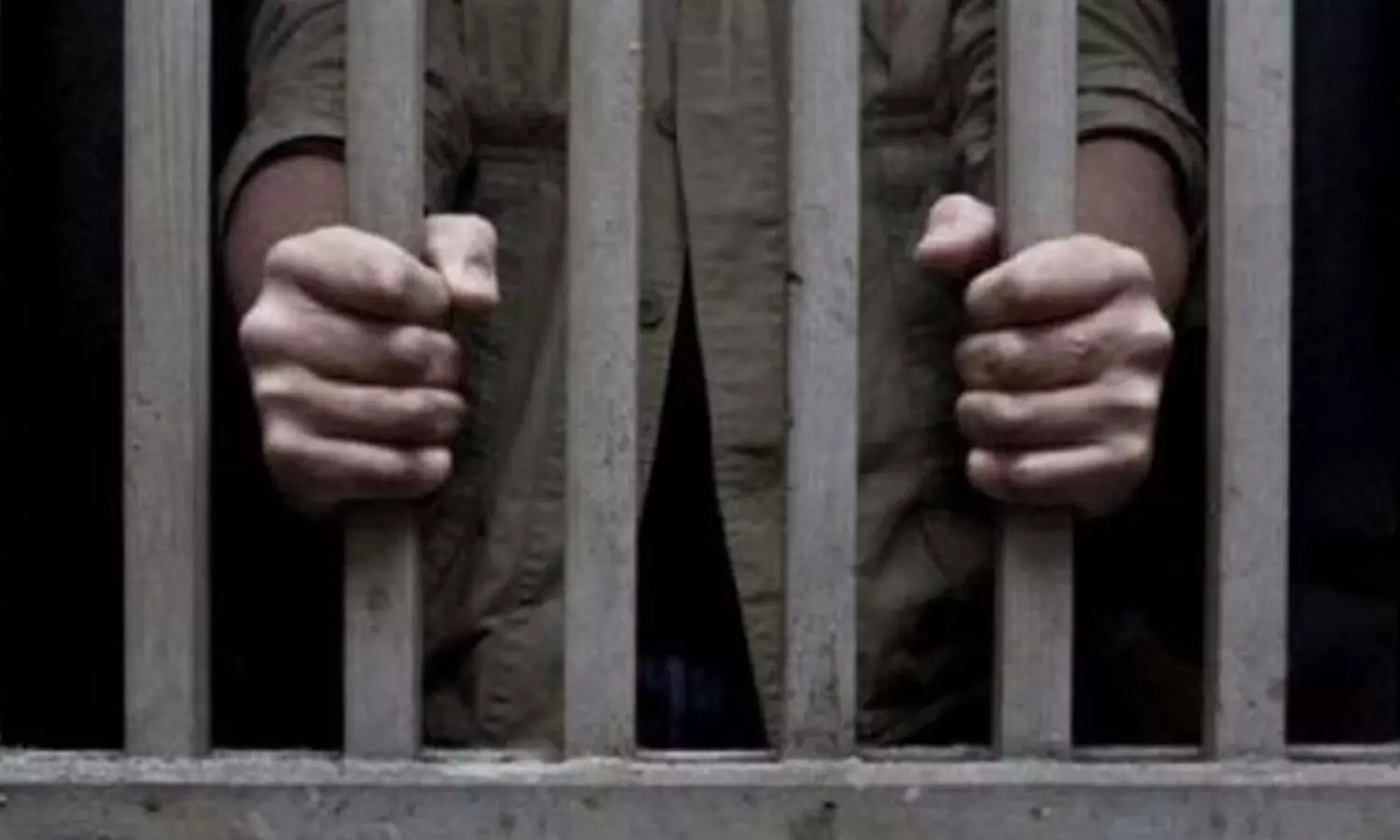 సింగపూర్ లో తోటి ఉద్యోగి వేలు కొరికిన ఇండియన్.. 10 ఏళ్లు జైలు