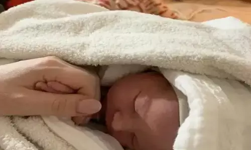 అండర్ గ్రౌండ్ మెట్రో స్టేషన్లో ప్రసవించిన మహిళ