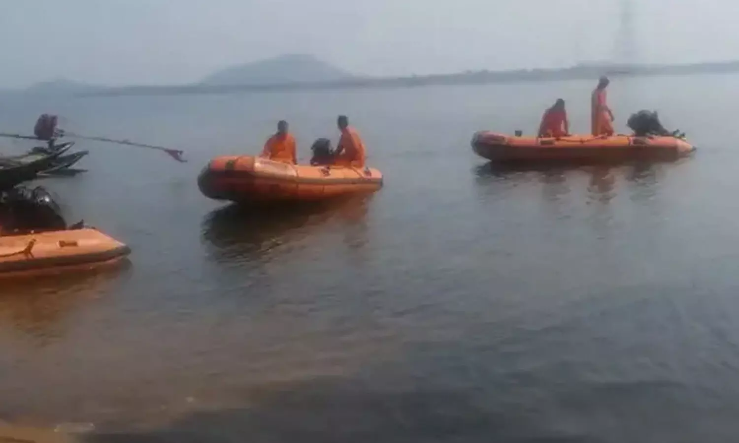 పడవ ప్రమాదంలో 14 మంది మృతదేహాలు వెలికితీత..