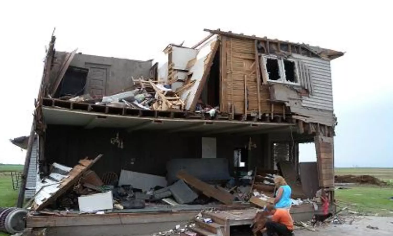 america, tornado  seven pepole died