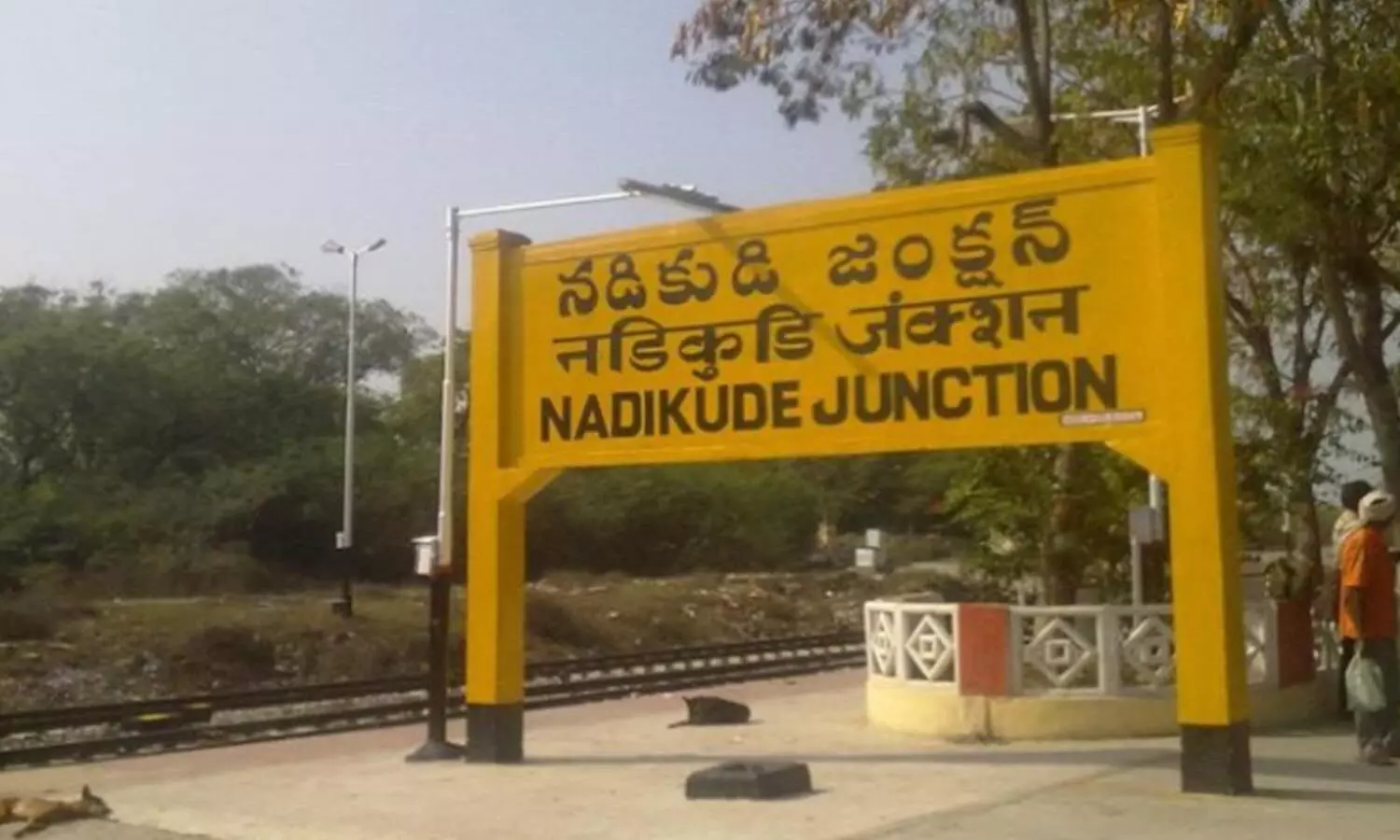 nadikudi railway station, theft money, guntur distrcti, police