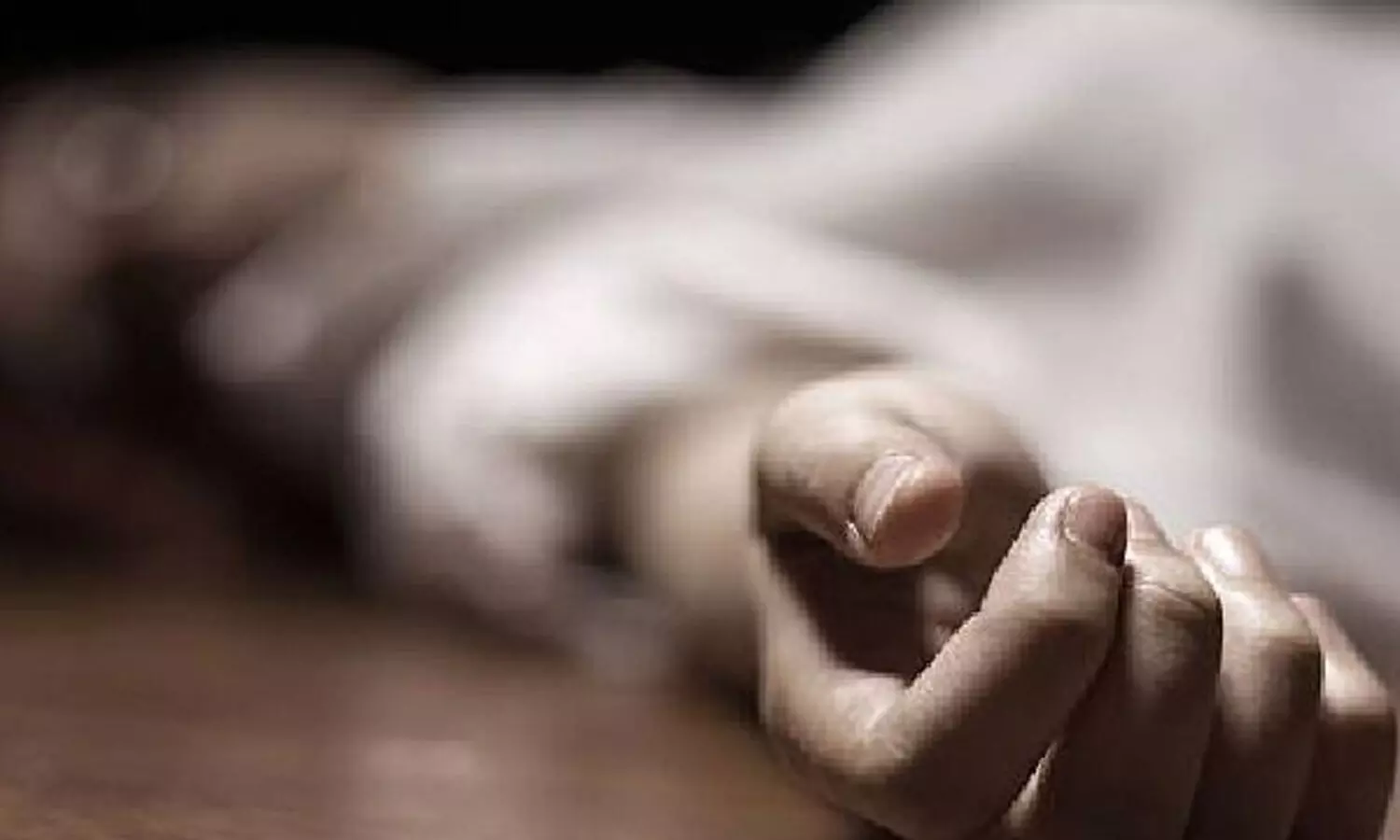 తల్లి నిద్రపోతుందనుకుని రోజూ స్కూల్ కి వెళ్లొస్తున్న కొడుకు.. తీరా చూస్తే ?