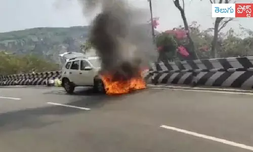 తిరుమల ఘాట్ రోడ్డులో ప్రమాదం.. కారులో చెలరేగిన మంటలు