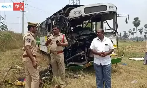 ఆగిఉన్న లారీని ఢీ కొట్టిన ఆర్టీసీ.. పంటపొలాల్లో బోల్తా