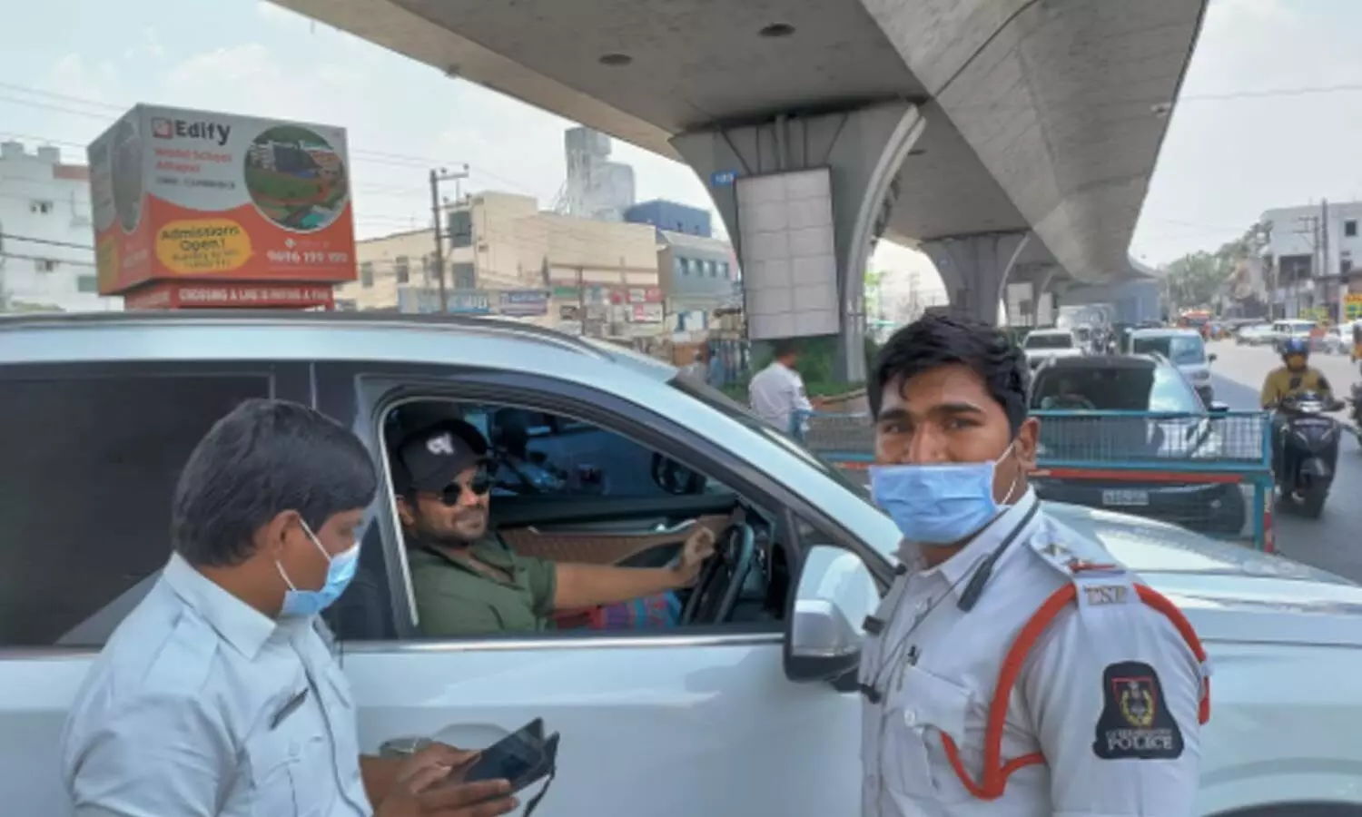 manchu manoj, cine hero, car, black film, fine, tolichoky, hyderabad