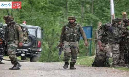 సీఆర్పీఎఫ్ క్యాంప్ పై మహిళ బాంబు దాడి