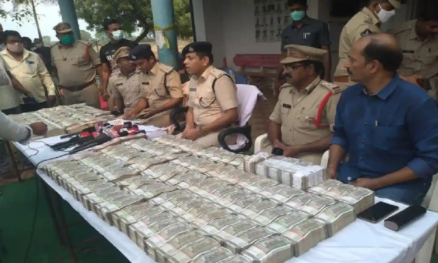ఆ నగదు బంగారం వ్యాపారులదా ? West Godavari Hawala Cash seized Case Update