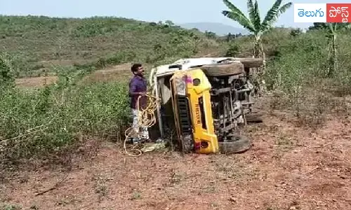 లోయలో పడిన వ్యాన్.. 11 మంది దుర్మరణం