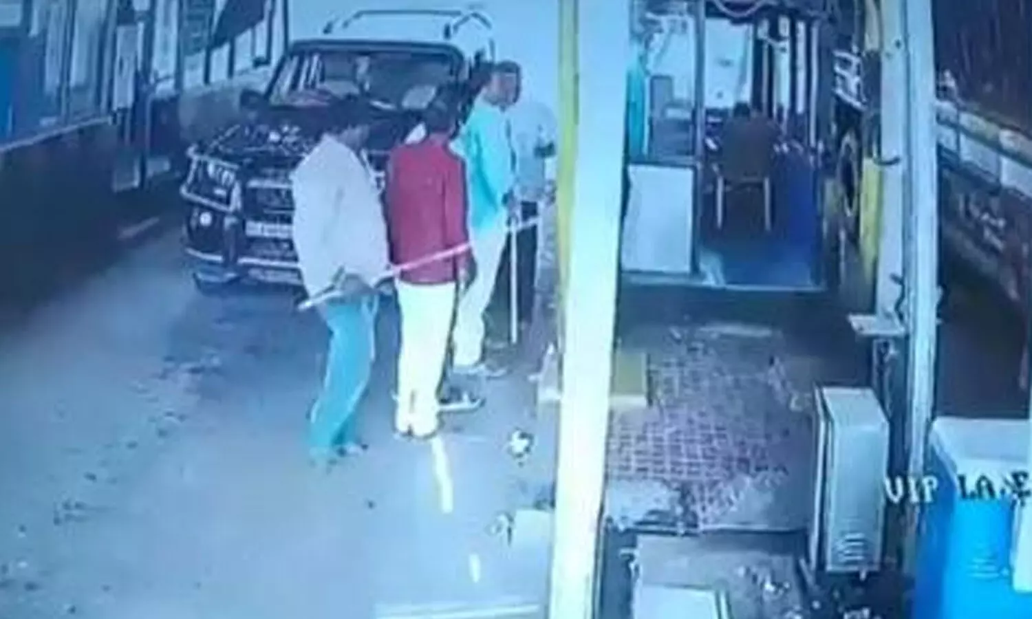 టోల్ సిబ్బందిపై ఎమ్మెల్యే శ్రీదేవి అనుచరుల దాడి