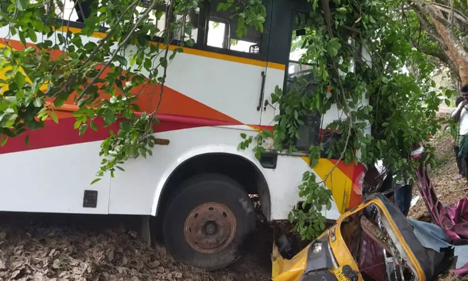 ఆటోపైకి దూసుకెళ్లిన ఆర్టీసీ.. మహిళ మృతి