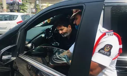 డైరెక్టర్ త్రివిక్రమ్ కారును అడ్డుకున్న పోలీసులు !