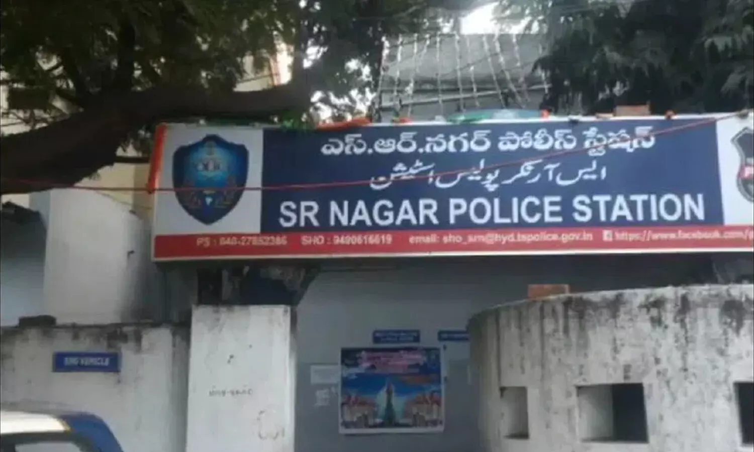 ఈఎస్ఐ మెట్రో స్టేషన్ పై నుంచి దూకి యువతి ఆత్మహత్య