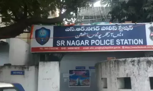 ఈఎస్ఐ మెట్రో స్టేషన్ పై నుంచి దూకి యువతి ఆత్మహత్య