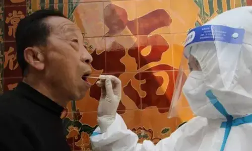 చైనా, యూకేలో కరోనా కల్లోలం.. భారీగా పెరుగుతున్న కేసులు