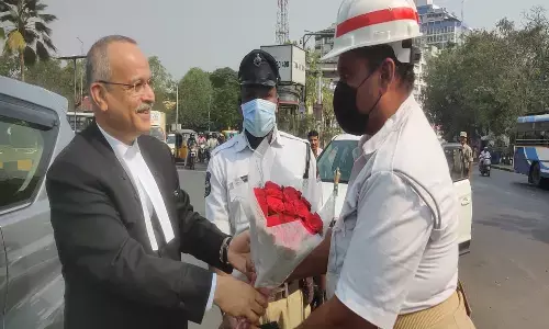 ట్రాఫిక్ హోం గార్డును సత్కరించిన హైకోర్టు చీఫ్ జస్టిస్