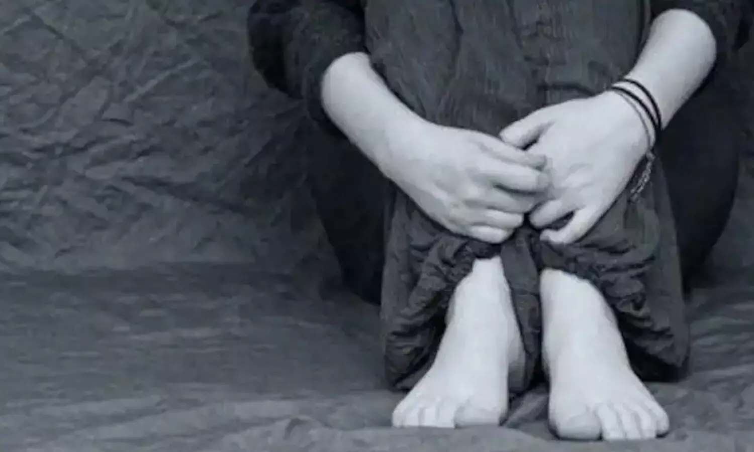 ప్రేమ పేరుతో బాలికపై అత్యాచారం.. ఆపై తన మిత్రులకు అప్పగించి..