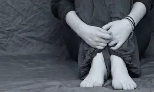 ప్రేమ పేరుతో బాలికపై అత్యాచారం.. ఆపై తన మిత్రులకు అప్పగించి..