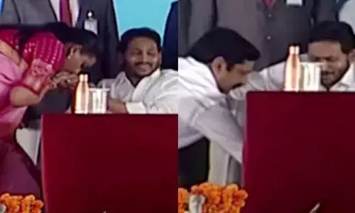 విధేయత చాటుకున్న కొత్తమంత్రులు.. జగన్ కు పాదాభివందనం చేసి..