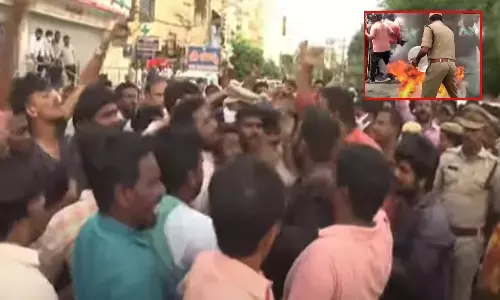 ఉదయభాను అనుచరుల ఆందోళన.. బందర్ రోడ్డులో ఉద్రిక్త పరిస్థితి