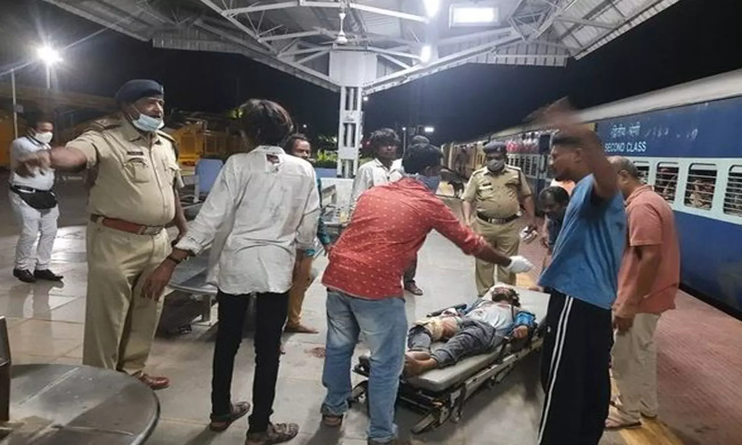 నెత్తురోడిన రైలు పట్టాలు.. ఐదుగురు మృతి