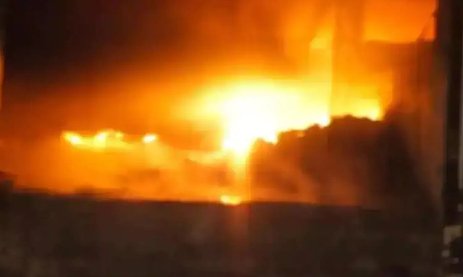 ధర్మారంలో భారీ అగ్నిప్రమాదం.. రూ.40 కోట్ల ఆస్తి నష్టం ధర్మారంలో భారీ అగ్నిప్రమాదం.. రూ.40 కోట్ల ఆస్తి నష్టం