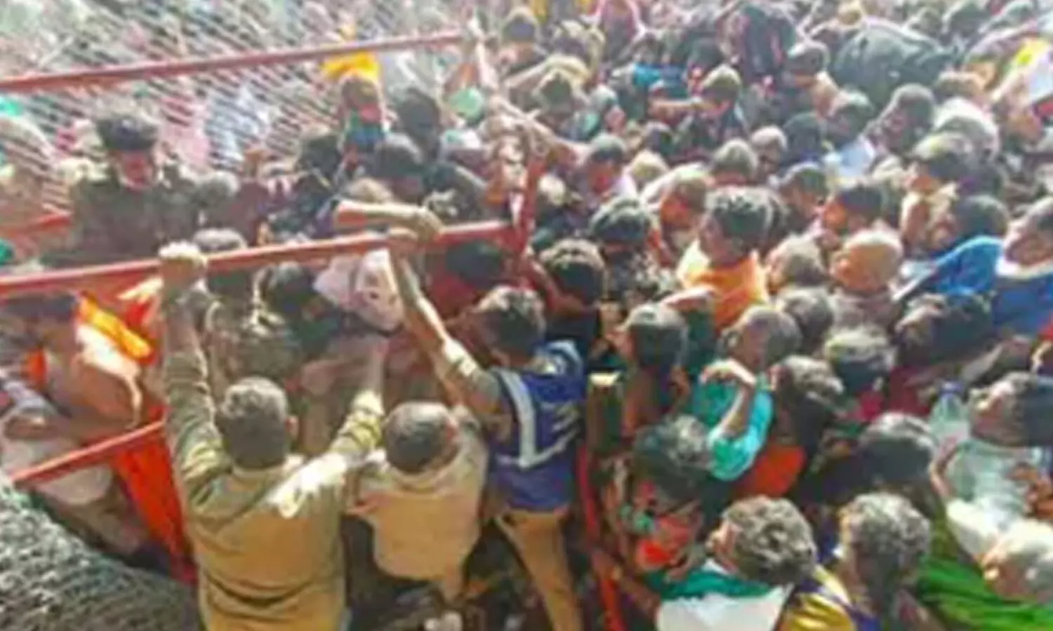 సర్వదర్శన టోకెన్ల కోసం భక్తుల తోపులాట.. పలువురికి గాయాలు