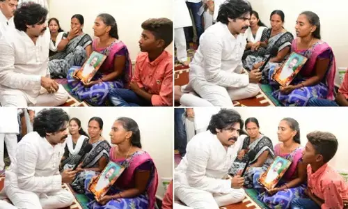 కౌలు రైతు కుటుంబాన్ని పరామర్శించి, లక్ష రూపాయల చెక్ అందించిన పవన్