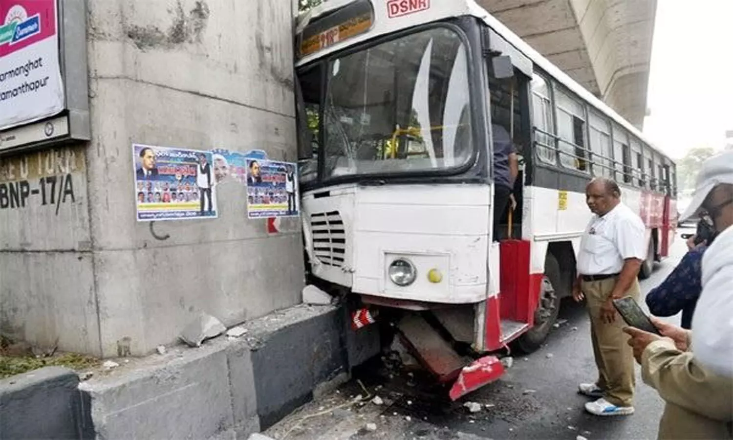 మెట్రో పిల్లర్ ను ఢీ కొట్టిన సిటీ బస్సు