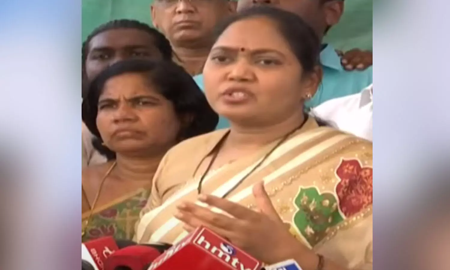 బ్రేకింగ్ : ఎమ్మెల్యే పదవికి రాజీనామా చేయలేదు - మాజీ హోంమంత్రి సుచరిత