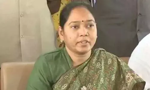 అలక పాన్పు దిగని మాజీ హోంమంత్రి.. సజ్జలను కలిసేందుకు నిరాకరణ