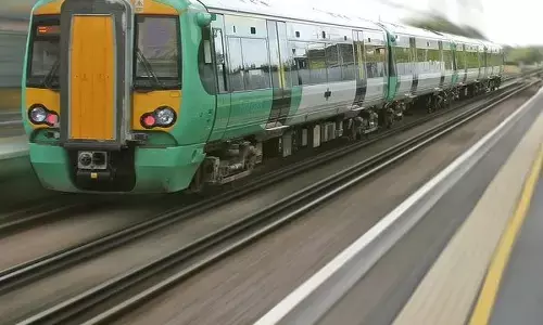 విశాఖ-సికింద్రాబాద్ రైళ్లలో బాంబు.. అధికారుల తనిఖీలు