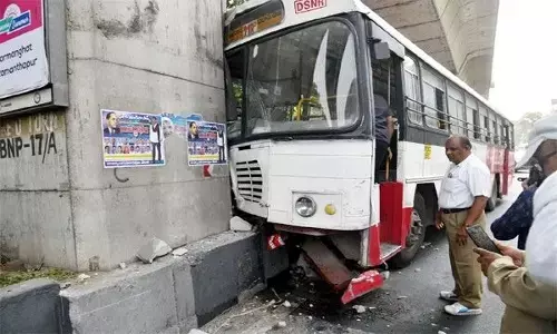 మెట్రో పిల్లర్ ను ఢీ కొట్టిన సిటీ బస్సు