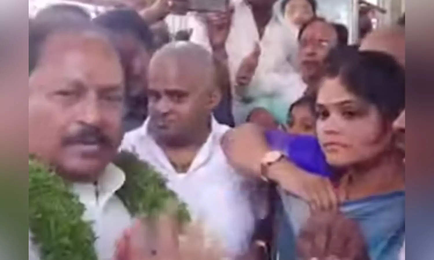 మంత్రి కొట్టు సత్యనారాయణకు చేదు అనుభవం మంత్రి కొట్టు సత్యనారాయణకు చేదు అనుభవం