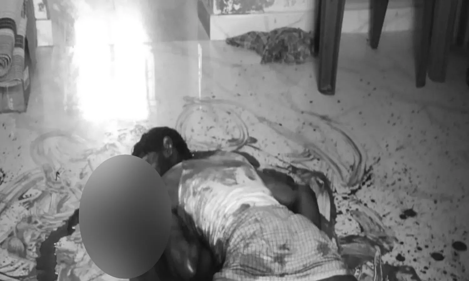 బైక్ మెకానిక్ దారుణ హత్య.. ఇల్లంతా రక్తంతో..