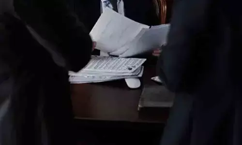 న్యాయ స్థానంలో దొంగతనం.. లాయర్ల నిరసనలు