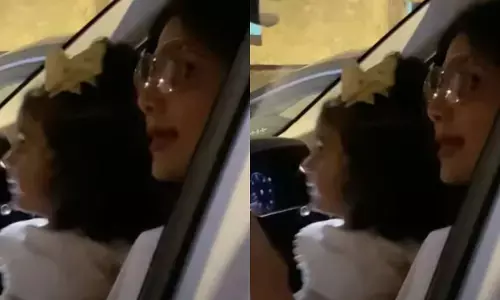 శిల్పా శెట్టితో సెల్ఫీ కోసం.. కారు లోపలికి వెళ్ళబోయాడు