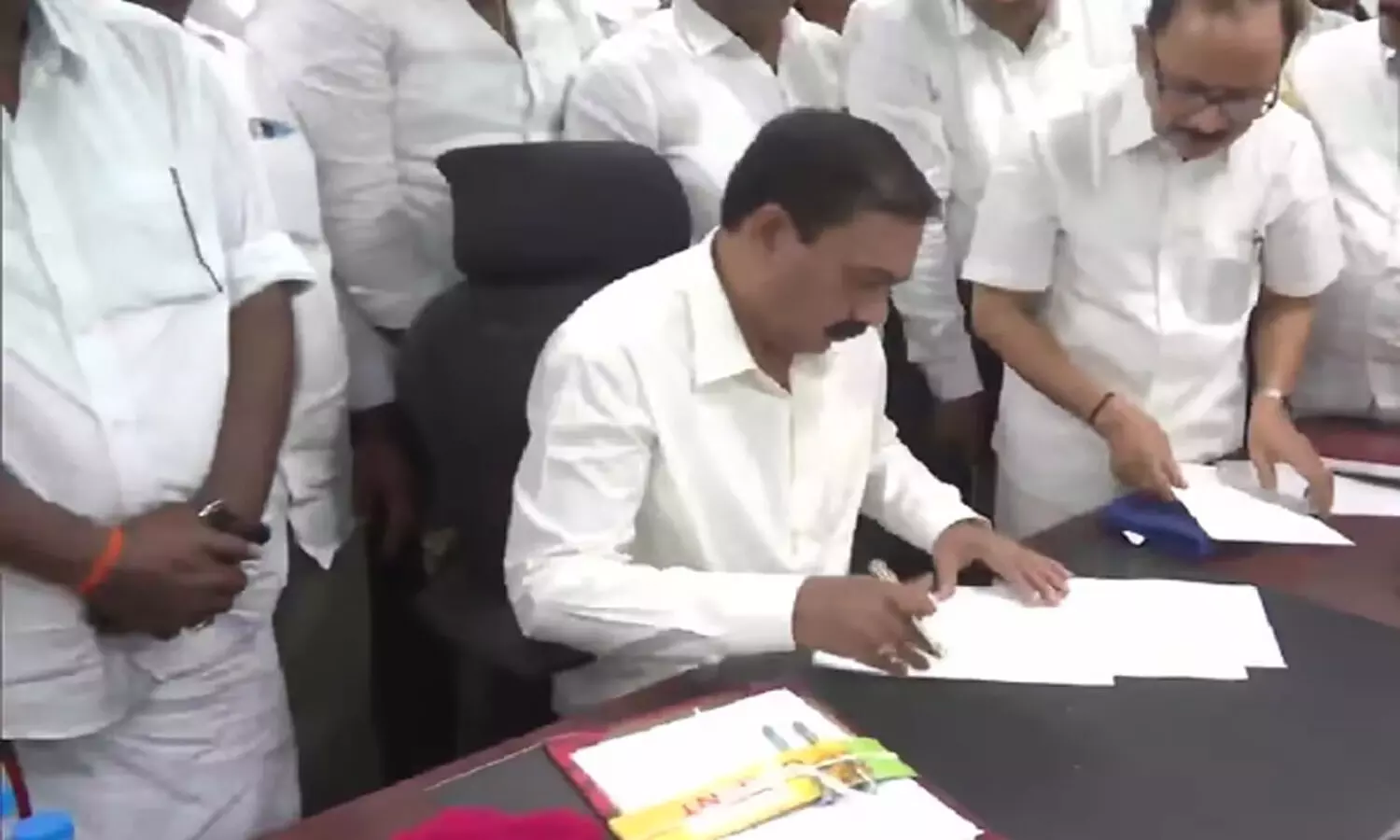 వ్యవసాయశాఖ మంత్రిగా బాధ్యతలు స్వీకరించిన కాకాణి..తొలి సంతకం దానిపైనే..