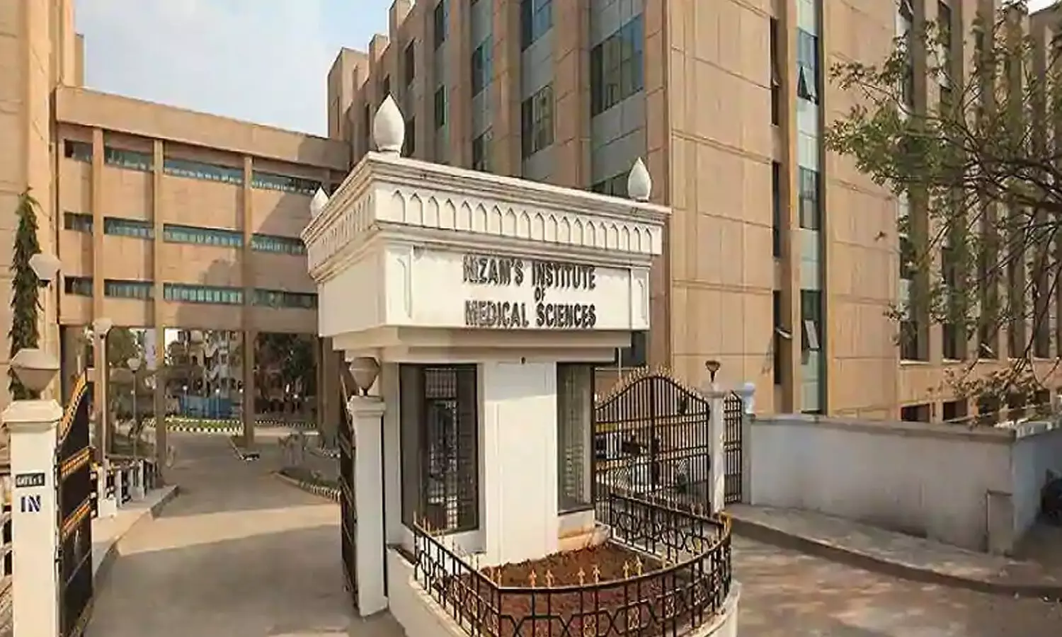 నిమ్స్ లో దారుణం.. డెడ్ బాడీని లిఫ్ట్ పక్కన వదిలేసిన సిబ్బంది