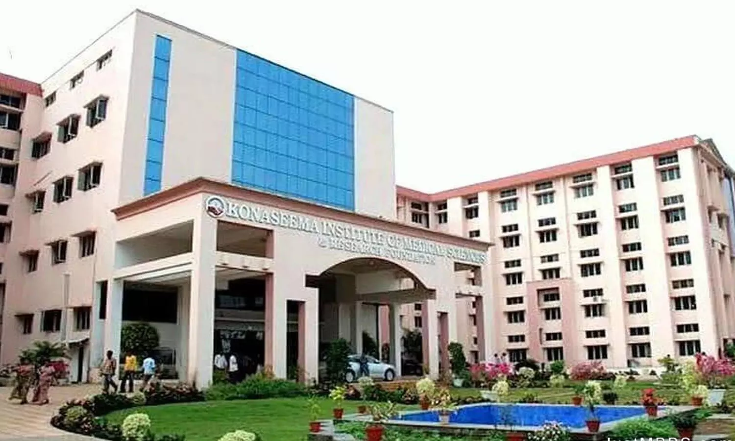 మెడికల్ కాలేజీలో ఫుడ్ పాయిజన్.. 50 మందికి అస్వస్థత