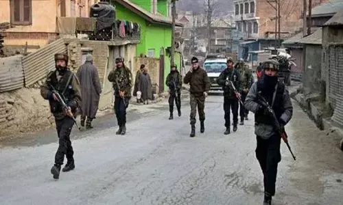 బారాముల్లాలో కాల్పులు.. ముగ్గురు జవాన్లకు గాయాలు