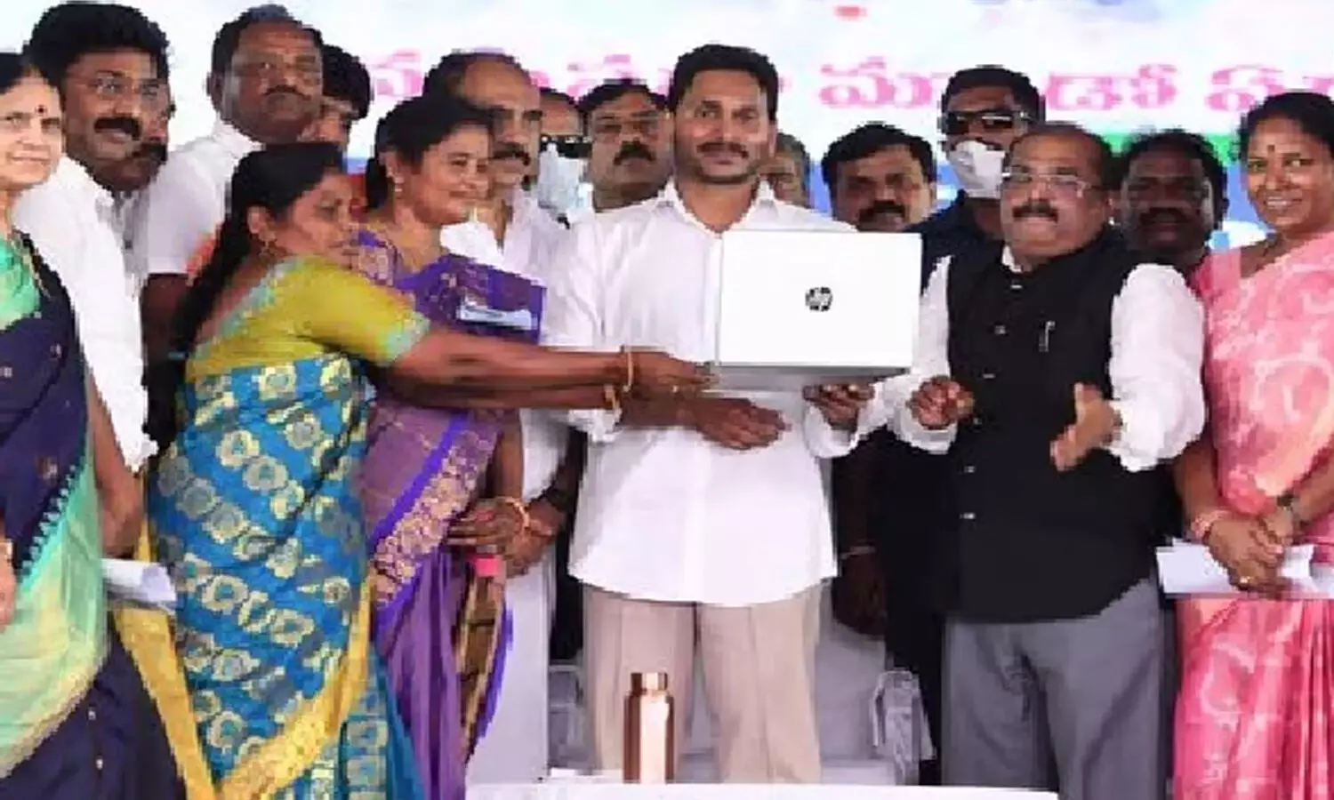 డ్వాక్రా మహిళల ఖాతాల్లోకి రూ.1261 కోట్లు జమ చేసి సీఎం జగన్