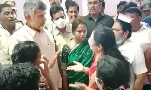 అక్కడ కూడా రాజకీయాలేనా.. చంద్రబాబు వర్సెస్ వాసిరెడ్డి పద్మ