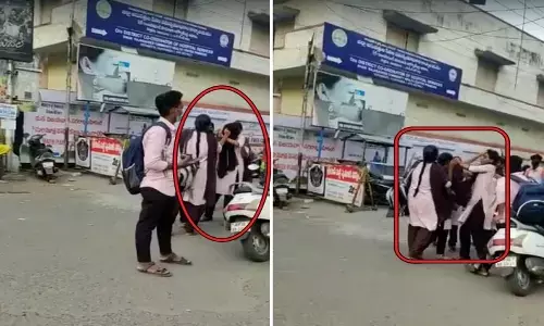 రోడ్డెక్కి కొట్టుక్కున్న విద్యార్థినులు !