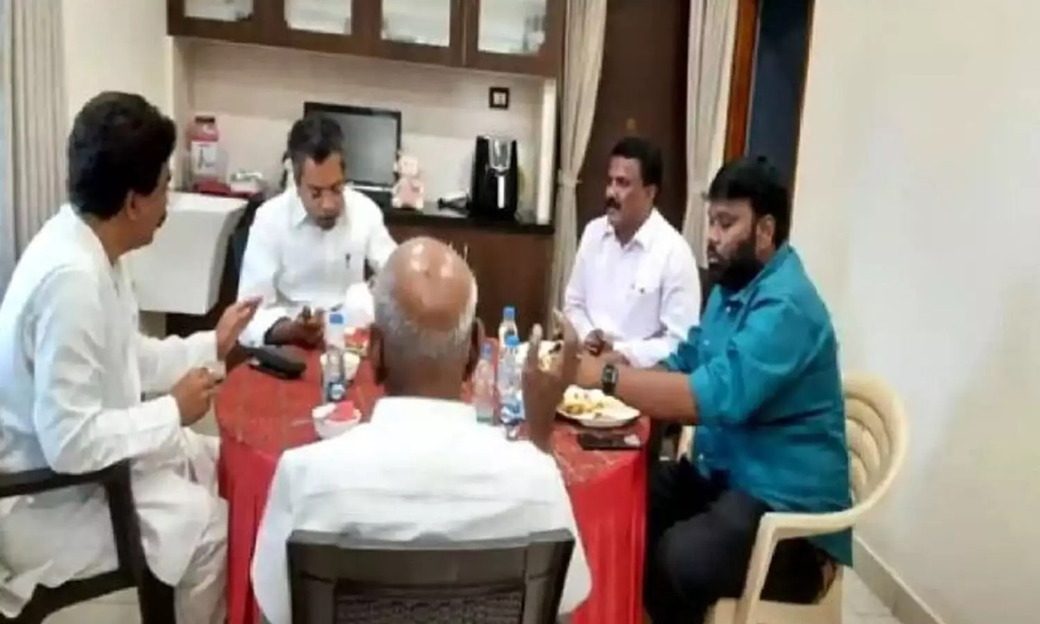 వైసీపీ నేతలతో లగడపాటి చర్చలు.. కొత్త ట్విస్టులు ఏమీ ఉండవు కదా..!