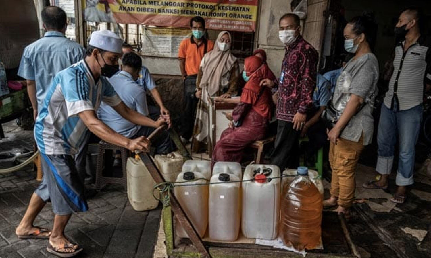 వంట నూనెల ఎగుమతులను నిషేధించిన ఇండోనేషియా.. ఆ రియాక్షన్ మన మీదే ఎక్కువట