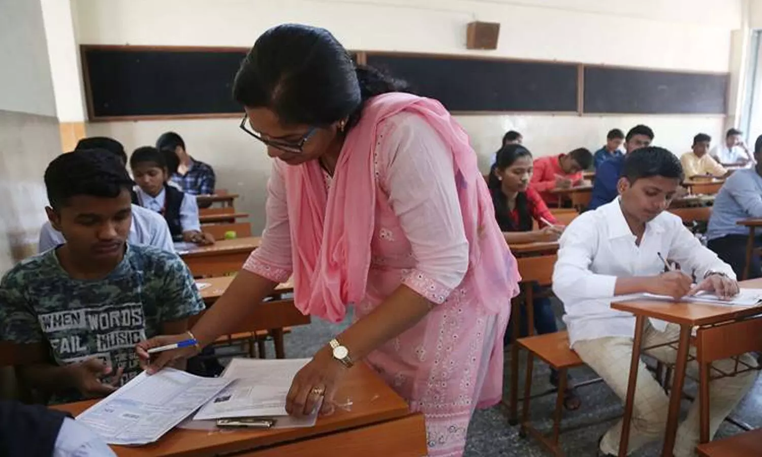 నేటి నుంచి ఏపీలో టెన్త్ పరీక్షలు.. అరగంట ఆలస్యమైనా పరీక్ష రాయొచ్చు !