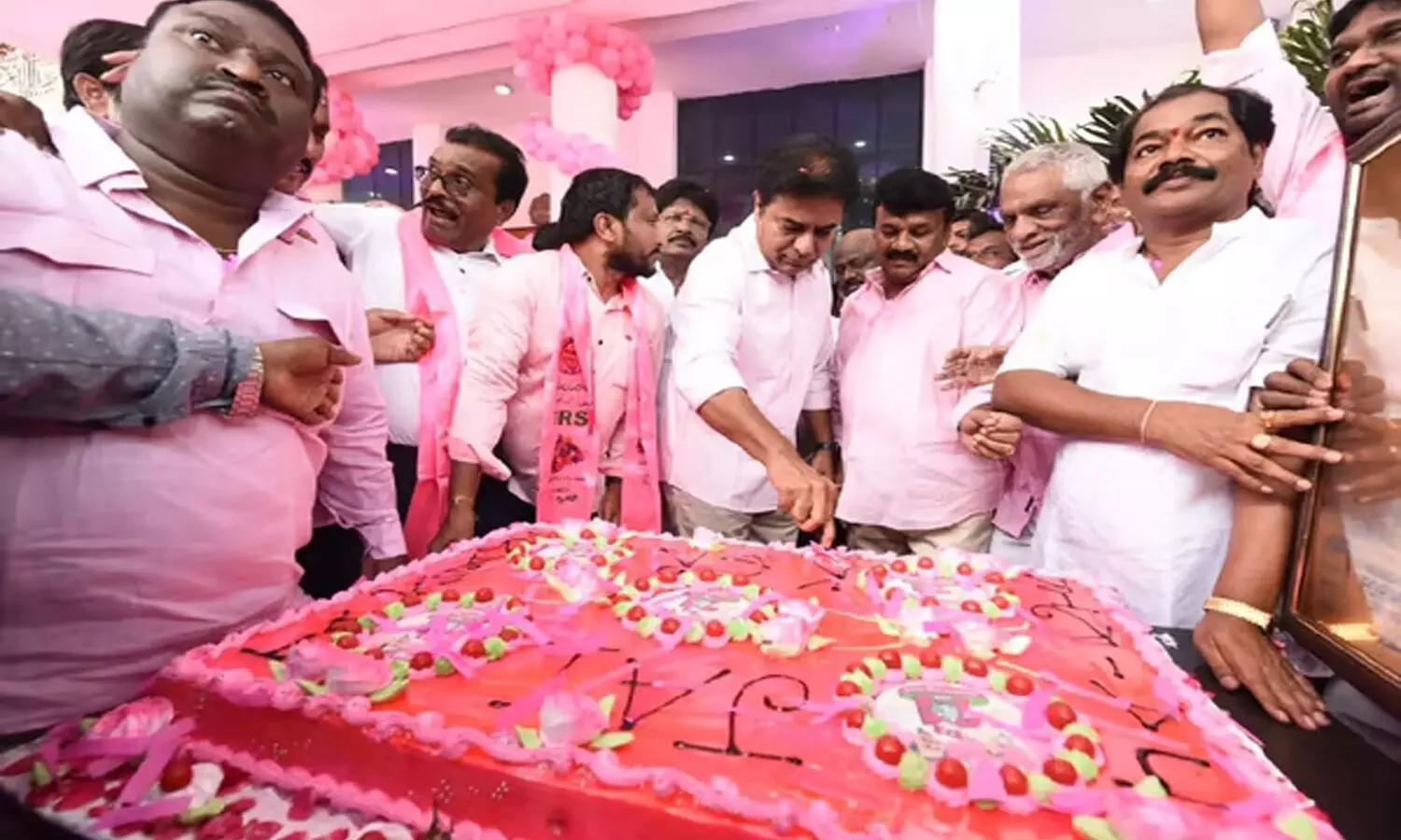 జాతీయ రాజకీయాల్లోకి టిఆర్ఎస్.. ఆ 13 తీర్మానాలు ఇవే !