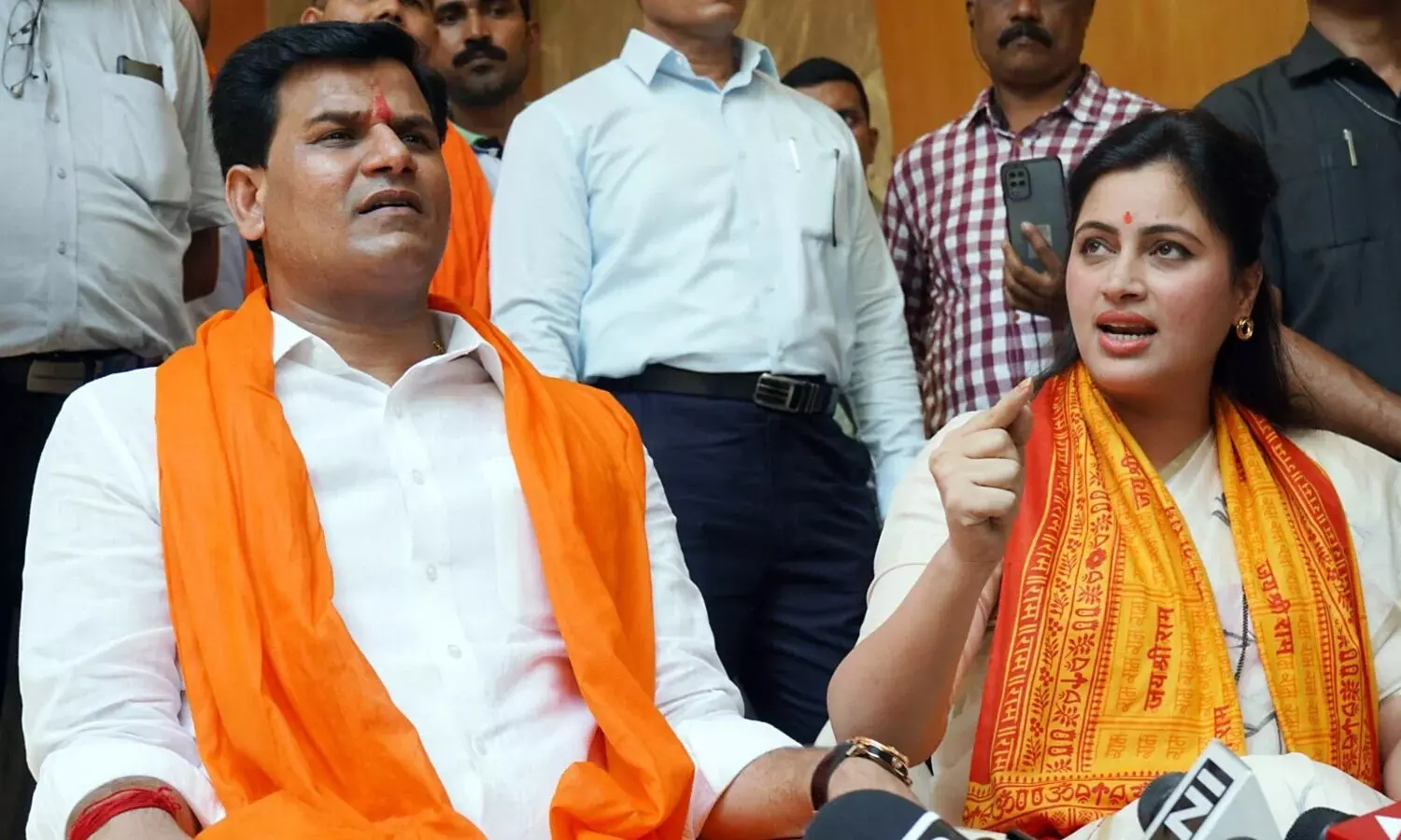 ఎంపీ నవనీత్ కౌర్ రాణా దంపతులపై మరో కీలక కేసు.. దావూద్ గ్యాంగ్ తో లింకులు ? ఎంపీ నవనీత్ కౌర్ రాణా దంపతులపై మరో కీలక కేసు.. దావూద్ గ్యాంగ్ తో లింకులు ?