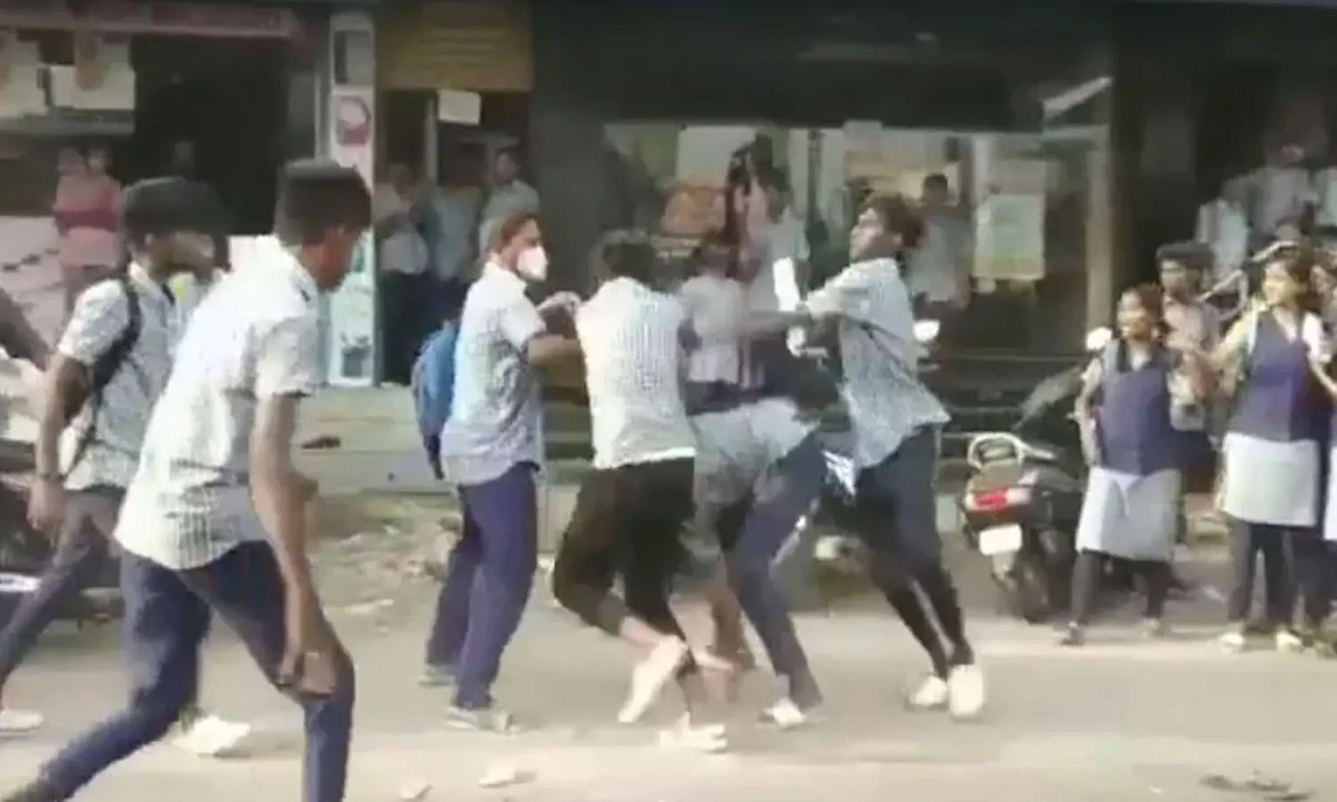 రౌడీలు కాదు విద్యార్థులే.. బస్ స్టాప్ లో రచ్చ రచ్చ